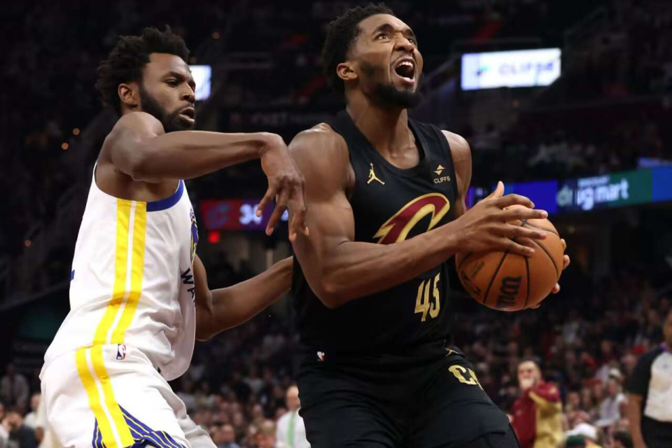 开云体育入口-勇士再胜猛龙取得两连胜，米切尔封盖失败