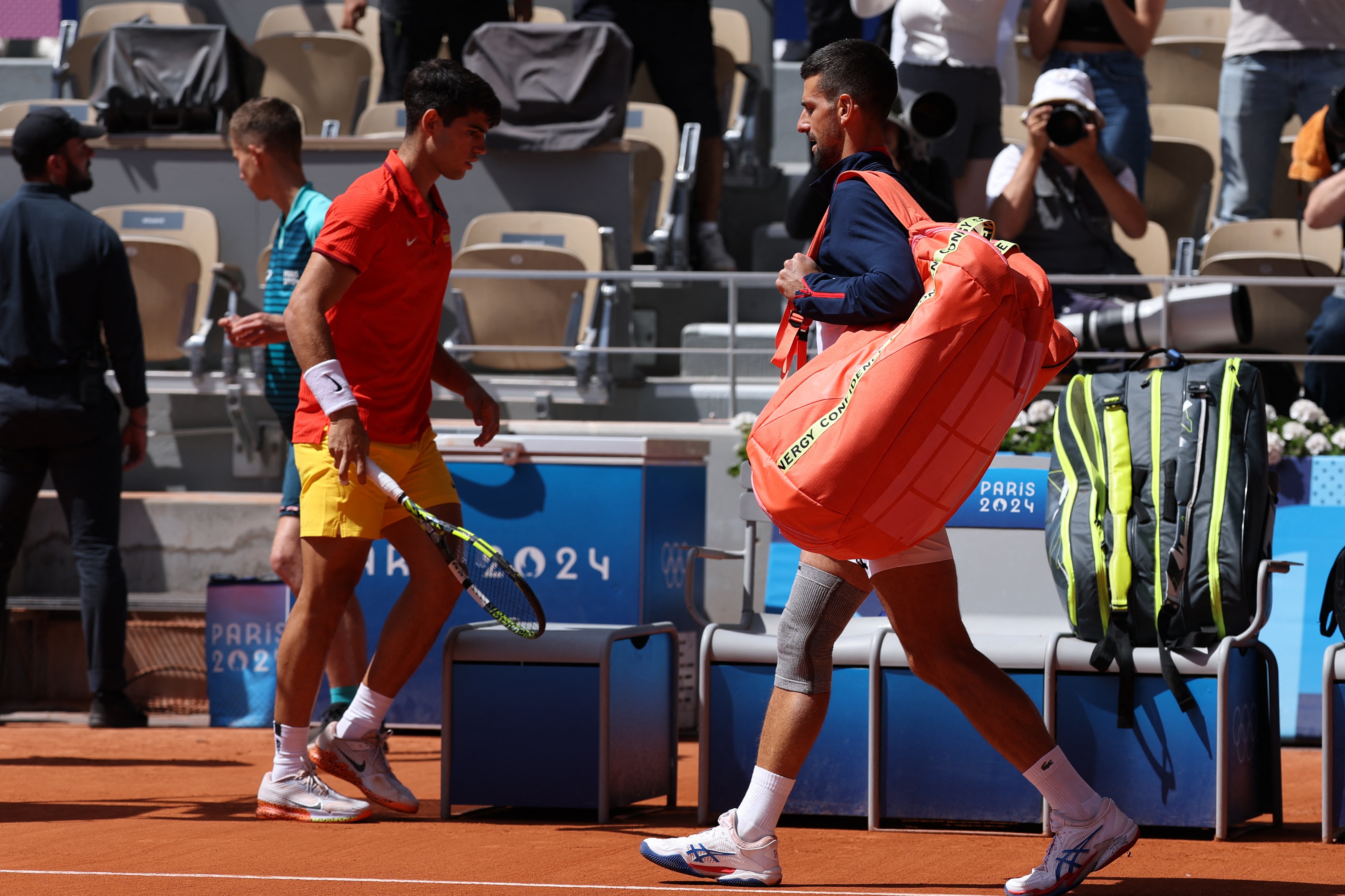 关于美国网球队险胜西班牙网球队，德约科维奇爆发神勇的信息