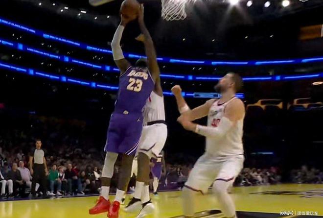 新疆队险胜湖人，哈登点燃赛场