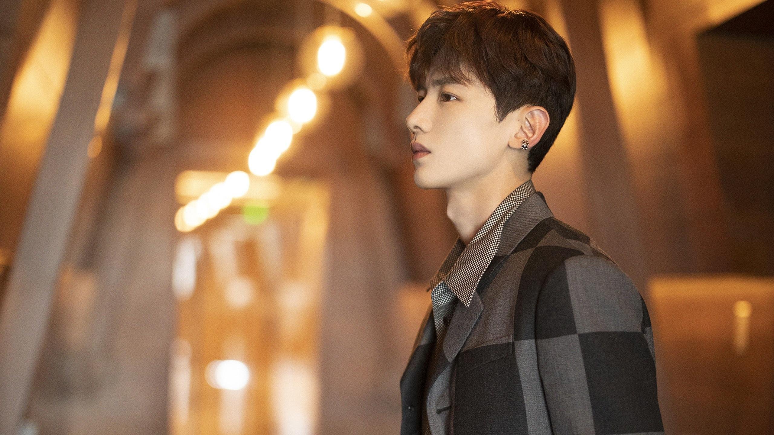 舞台之上，从鏖战到统治，伟大在强光灯下诞生