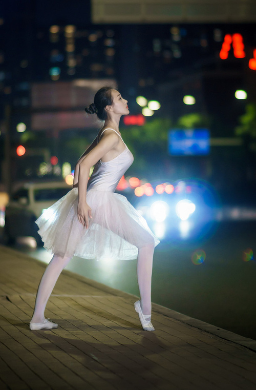 绿茵场上的雷霆与坚盾，牙买加风暴与库尔图瓦的救赎