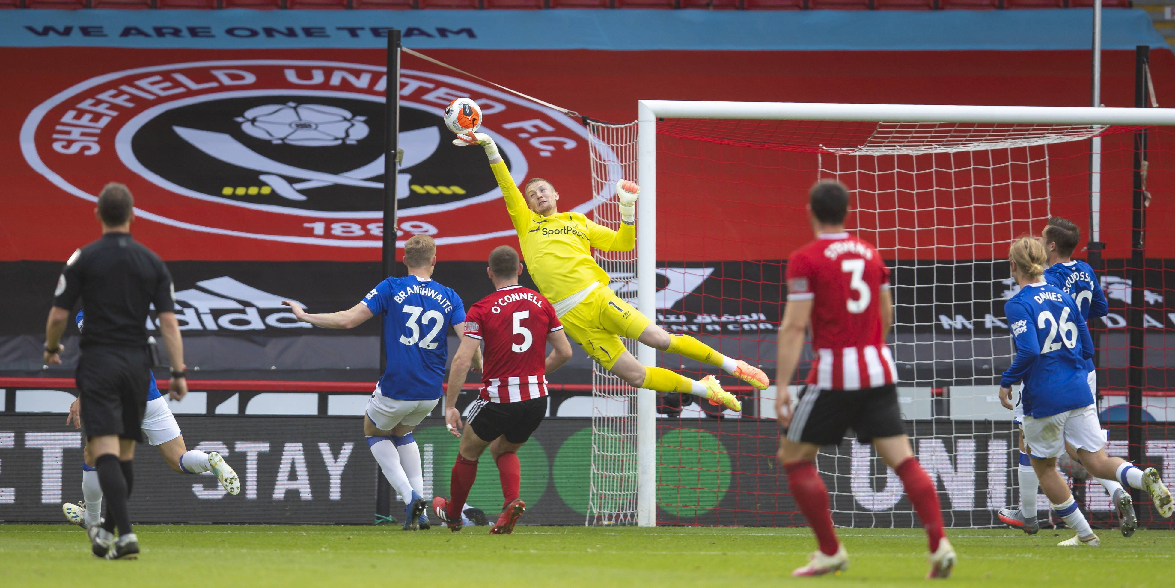 -乌拉圭一波带走威尔士，皮克在英超争冠接管比赛